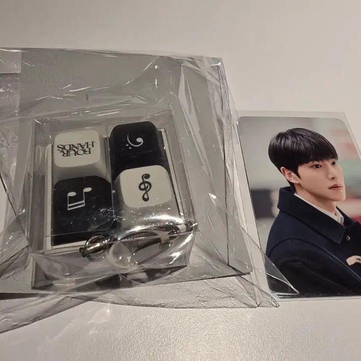 [BUNJANG] Four Hands Popup Keycap Keyring + Photocard (BEO) / 포핸즈 팝업 키캡키링+포카 양도(비오)