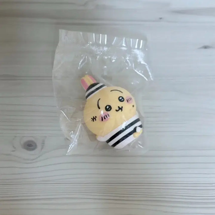 [BUNJANG] Chiikawa Usagi Prisoner Outfit Sofubi Figure / 먼작귀 치이카와 프렌즈 4탄 우사기 소프비 피규어 죄수복 피규어 죄수 미니 피규어