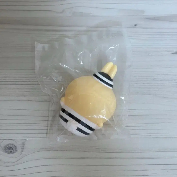 [BUNJANG] Chiikawa Usagi Prisoner Outfit Sofubi Figure / 먼작귀 치이카와 프렌즈 4탄 우사기 소프비 피규어 죄수복 피규어 죄수 미니 피규어