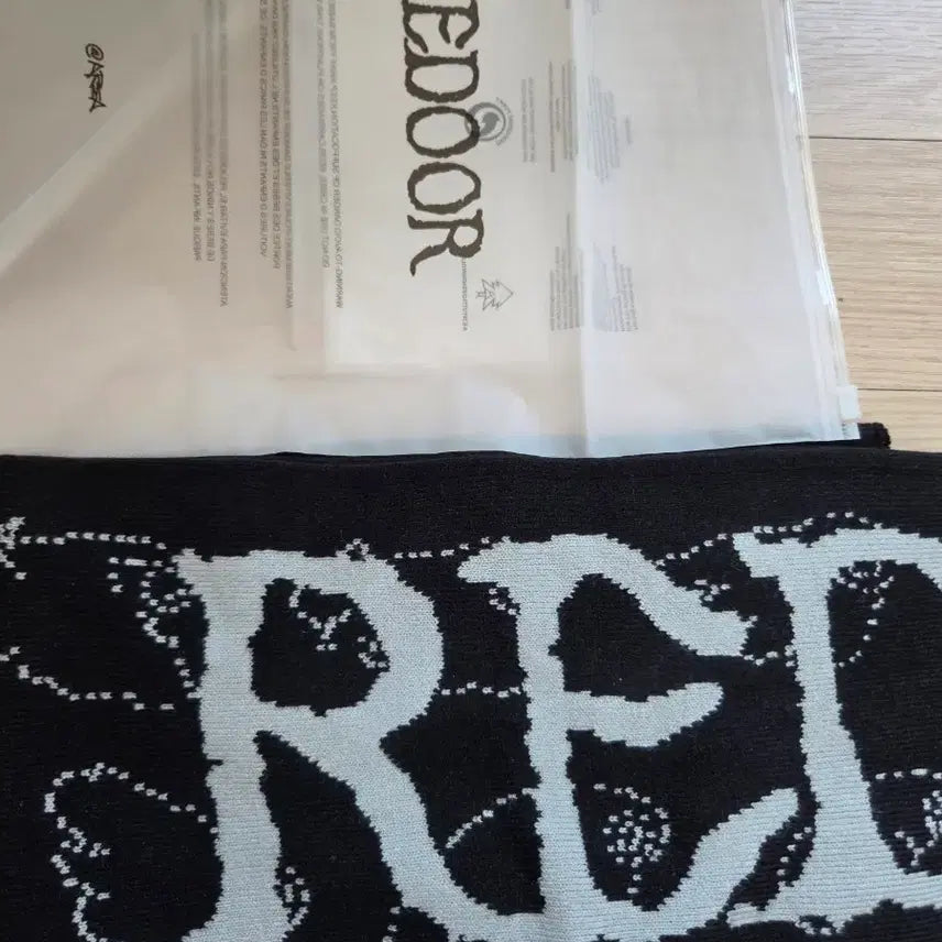 [BUNJANG] RED DOOR Feather Muffler Slogan / 리도어 페더스 머플러 슬로건