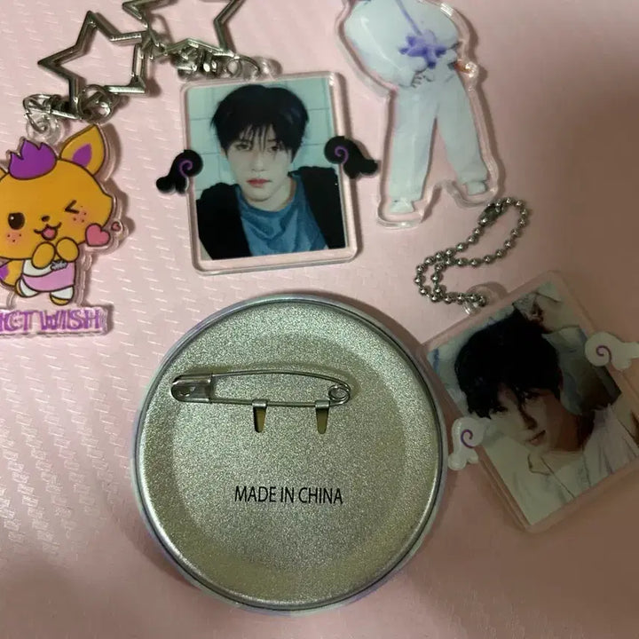 [BUNJANG] NCT WISH Zion Acrylic Keyring Bundle + Sioning Badge / 엔시티 위시 시온 아크릴 키링 일괄 + 시오닝 뱃지