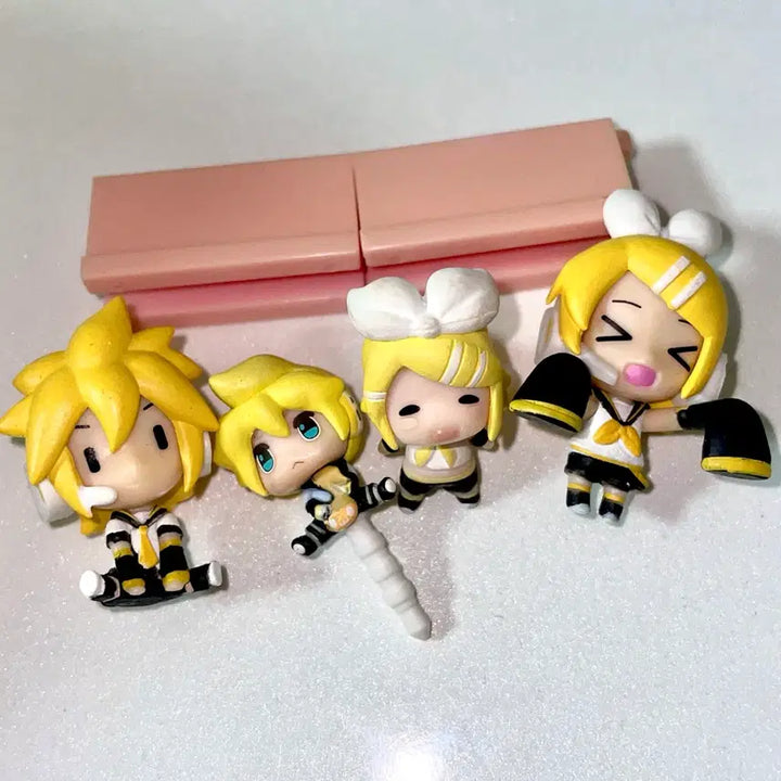 [BUNJANG] Vocaloid Kagamine Rin Len Desktop Hyper Mini Ear Cap Mini Classic Figure / 보컬로이드 카가미네 린 렌 데스크탑 히퍼 미니 이어캡 미니 고전 피규어