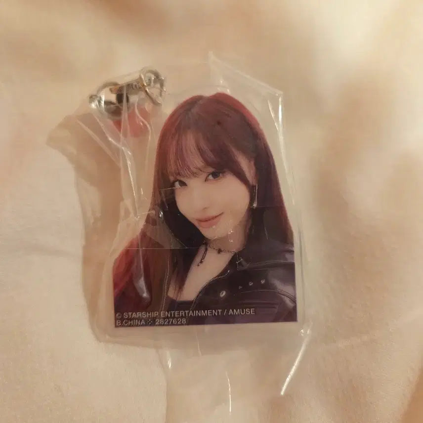 [BUNJANG] IVE Liz Strap Keyring Acrylic Gacha Bandai / 아이브 리즈 스트랩 키링 아크릴 가챠 반다이