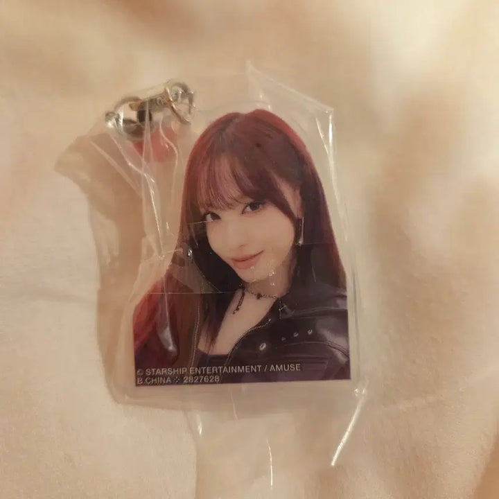 [BUNJANG] IVE Liz Strap Keyring Acrylic Gacha Bandai / 아이브 리즈 스트랩 키링 아크릴 가챠 반다이
