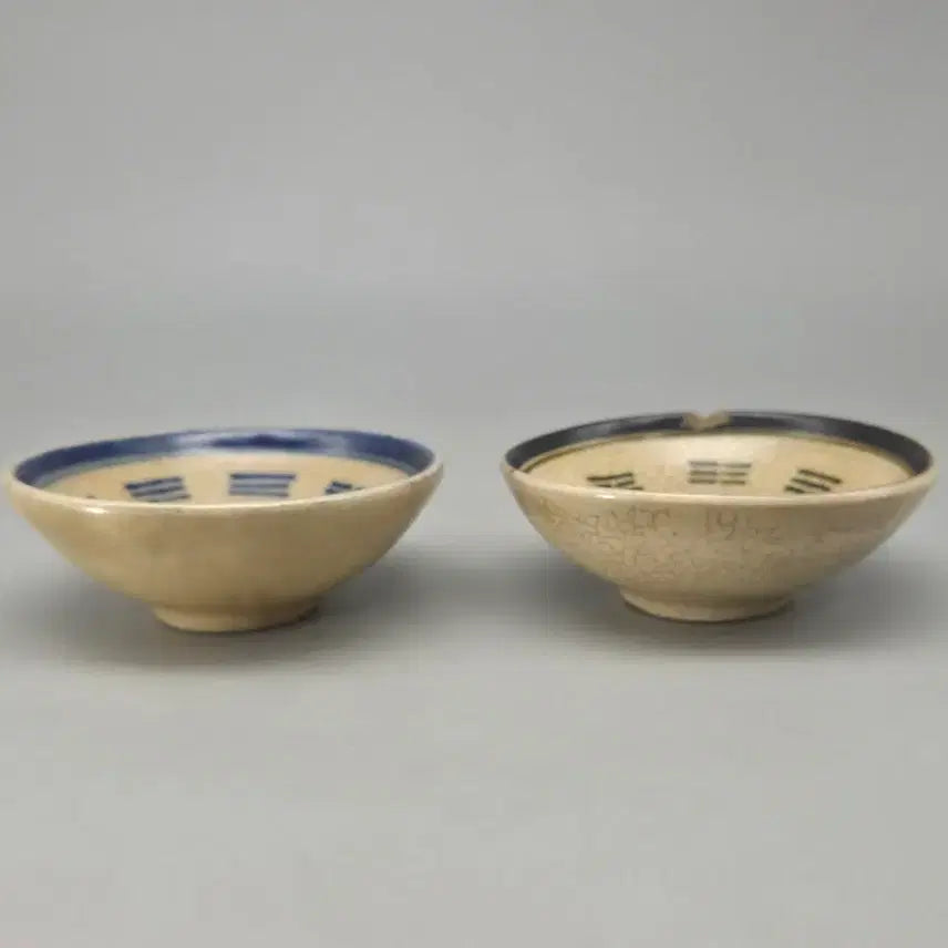 [BUNJANG] Qing Dynasty Genuine Taegeuk Palgwae Pattern Celadon and Iron-Painted Tea Bowls (Set of 2) / 청말민국 진품 태극팔궤문 청화 철화 잔 2점 고도자 골동품