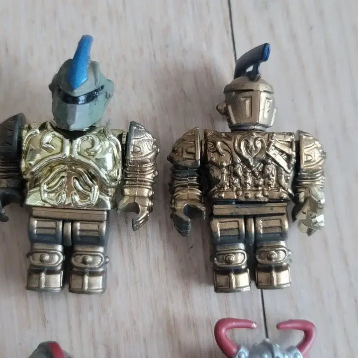 [BUNJANG] Old Mega Bloks Dragons Knights Metallic Minifigure 6 Types, Weapon Bundle Set, Compatible with Lego / 올드 메가블럭 드래곤즈 기사 메탈릭 미니피규어 6종 레고 호환+무기 일괄