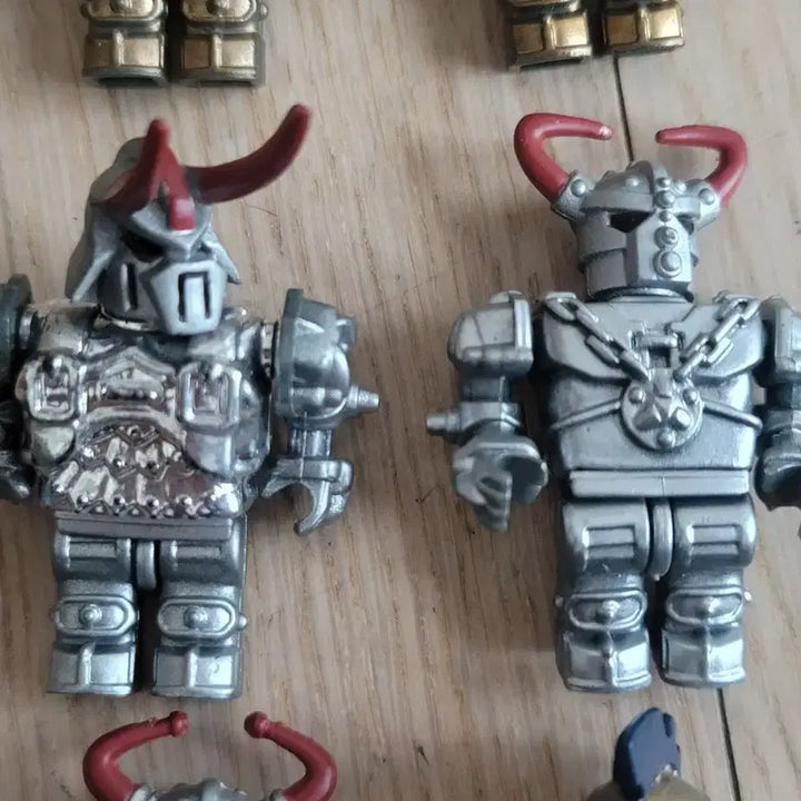 [BUNJANG] Old Mega Bloks Dragons Knights Metallic Minifigure 6 Types, Weapon Bundle Set, Compatible with Lego / 올드 메가블럭 드래곤즈 기사 메탈릭 미니피규어 6종 레고 호환+무기 일괄