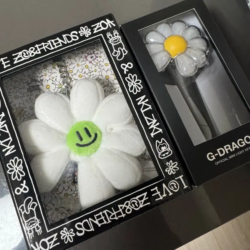 [BUNJANG] G-Dragon Daisy Keychain Bundle Set (New) / GD 키링(일괄판매) 새상품
