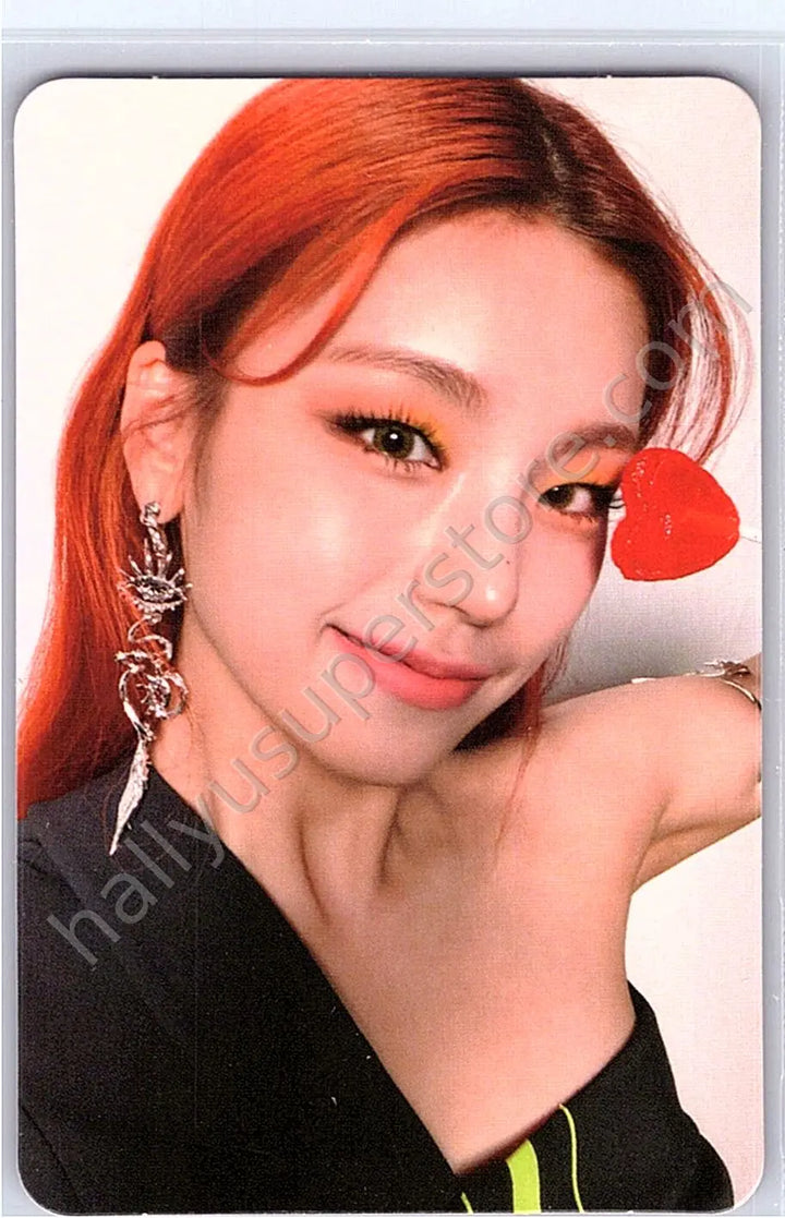 ITZY - Yeji - GUESS WHO album photocard standard version