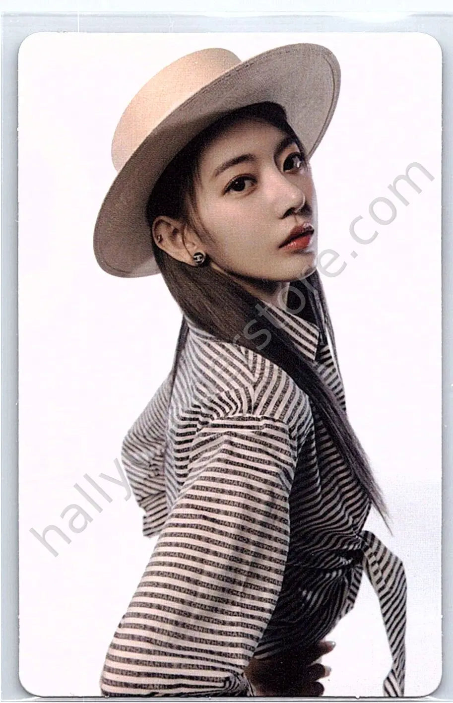 LE SSERAFIM - Sakura - LE SSERAFIM - Sakura - FEARLESS Album album photocard monochrome bouquet version front side double-sided