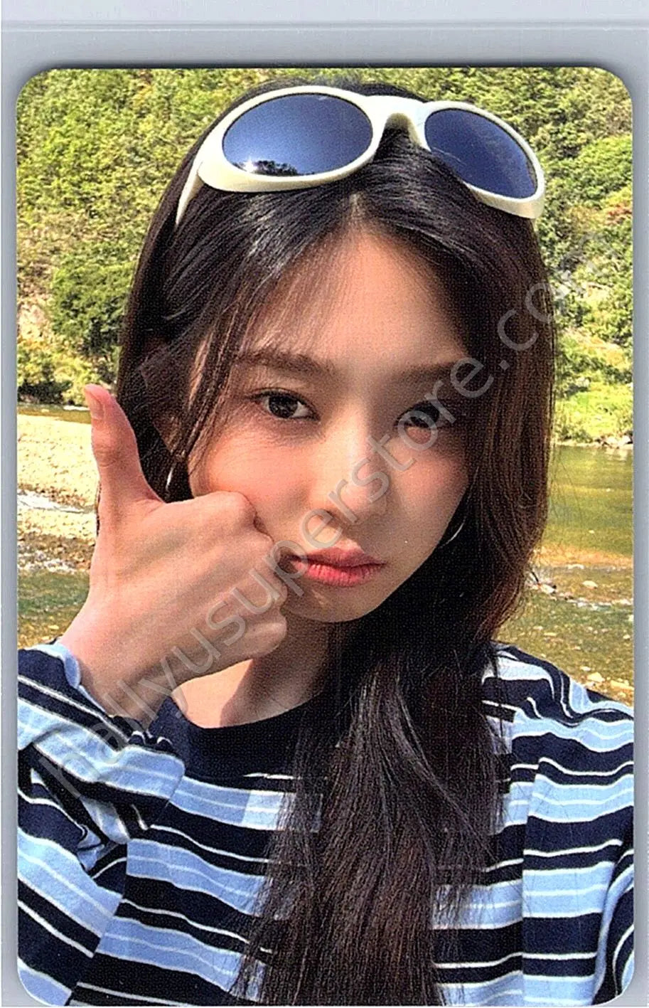 IZ*ONE - Minju - 2025 SEASON’S GREETINGS - Blooming Road photocard set