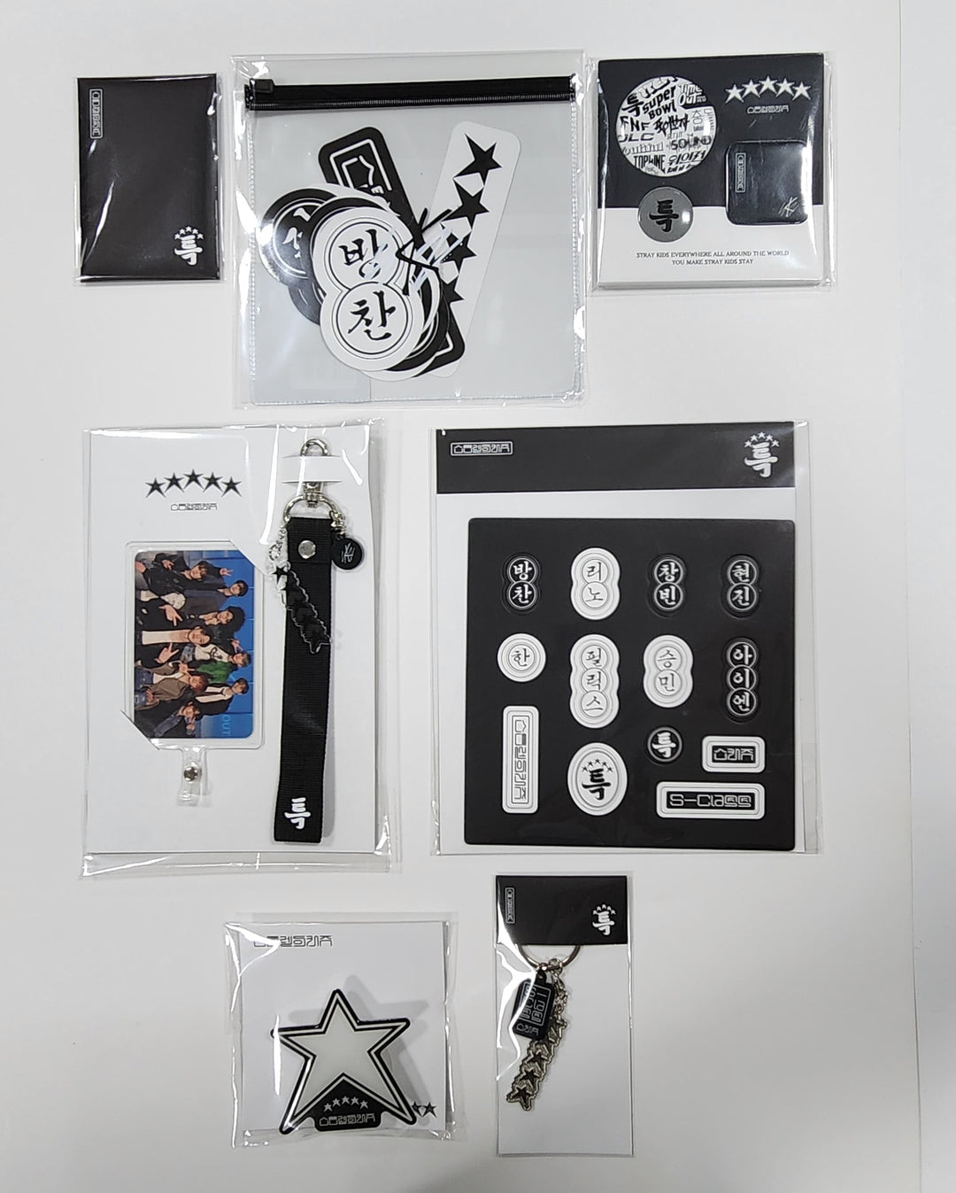 Stray Kids "★★★★★ (5-STAR)" - POP-UP store Official MD [Lucky Card, Sticker Set, Pinbutton Set, Magnet Set, Acrylic Holder, Keyring, Photocard Holder] - HALLYUSUPERSTORE