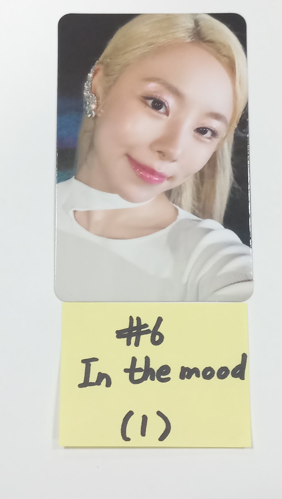 Whee In (Of Mamamoo) "IN the mood" - Official Photocard, Mini Poster [23.10.18] - HALLYUSUPERSTORE