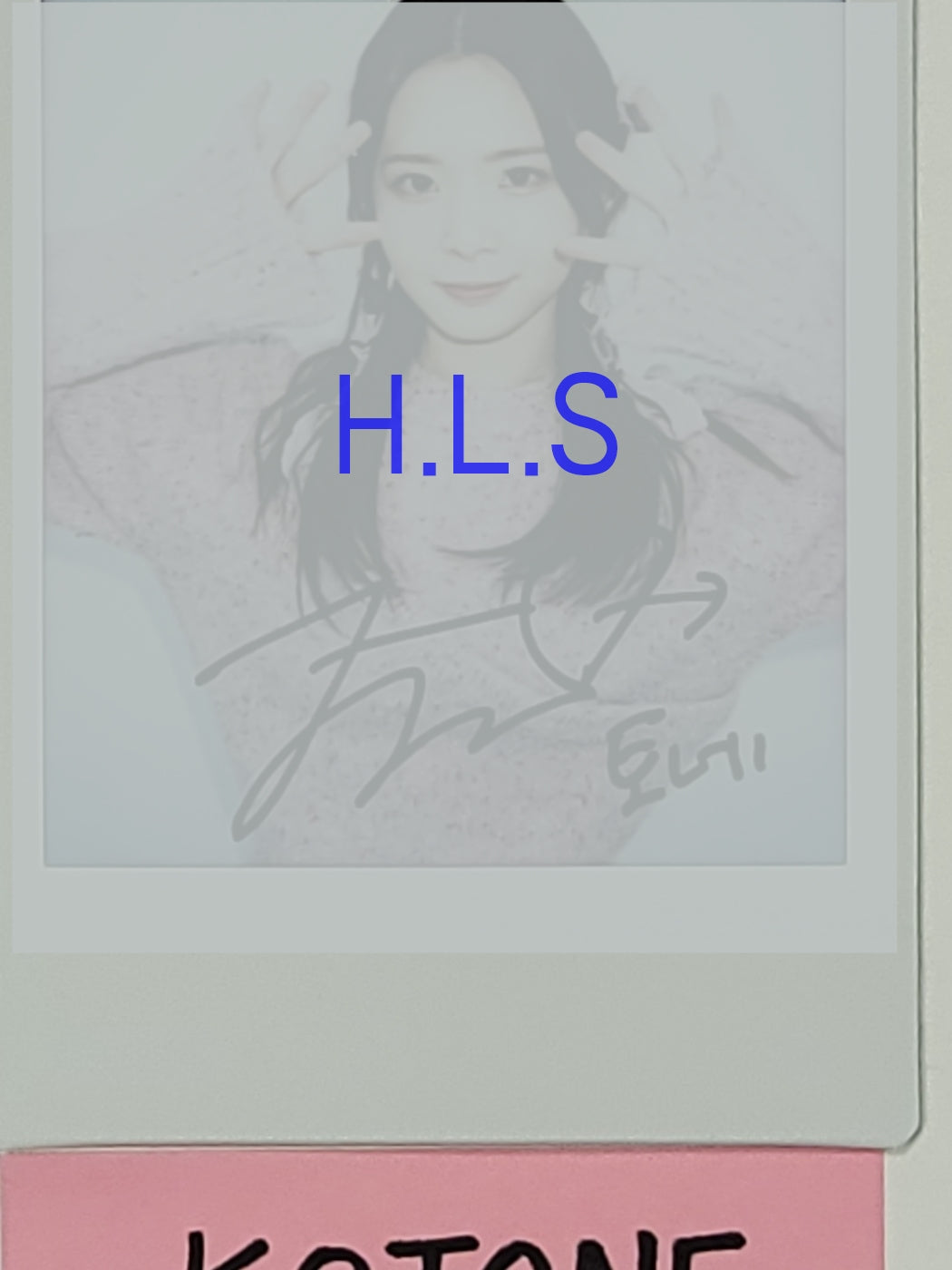 KOTONE (Of TripleS) "EVOLution : Mujuk" - Hand Autographed(Signed) Polaroid [23.11.15] - HALLYUSUPERSTORE