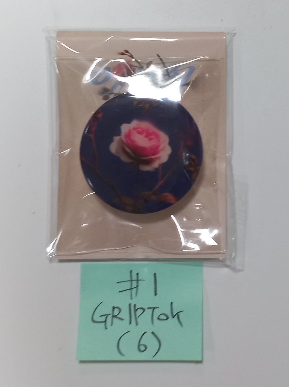 Soojin "아가씨" 1st EP - Everline Pop-UP Store Official MD [Grip Tok, Keyring, Photocard Set, Deco Sticker Set] [23.11.24] - HALLYUSUPERSTORE