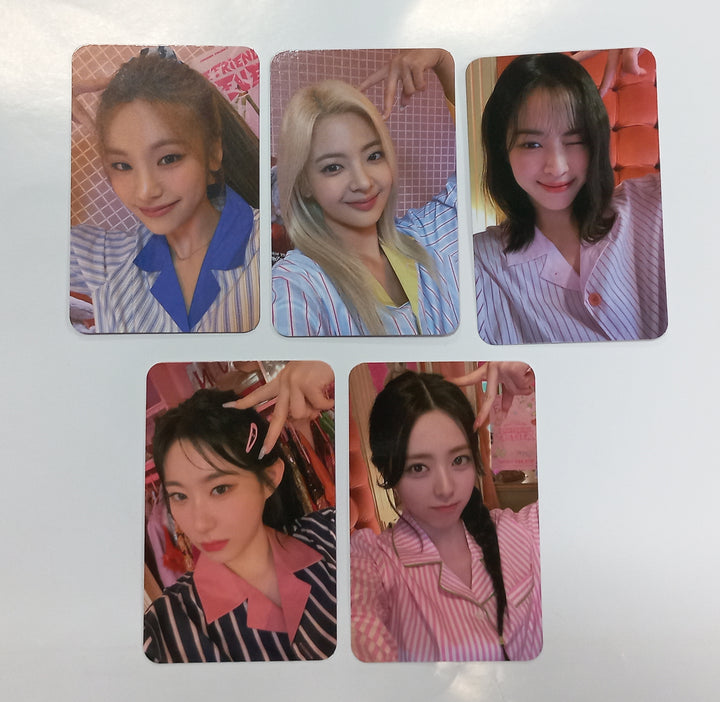 ITZY 2024 Season Greetings "Best Friends Forever" - JYP Shop MD Event Photocard [23.12.28] - HALLYUSUPERSTORE