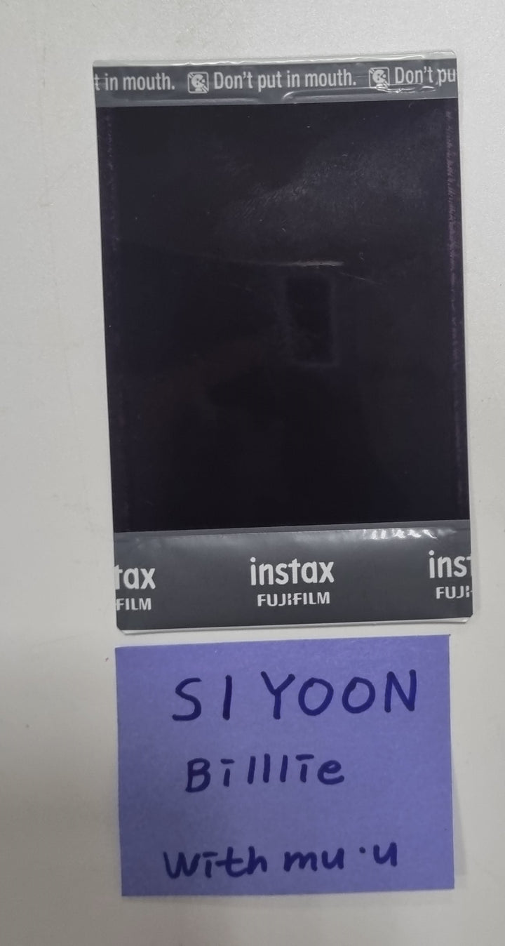 SIYOON (Of Billlie) 2024 SEASON’S GREETINGS - Hand Autographed(Signed) Polaroid [23.12.28] - HALLYUSUPERSTORE
