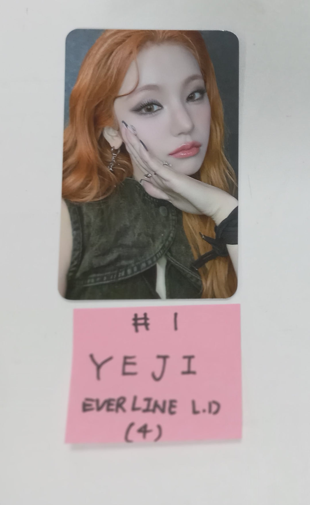 ITZY "BORN TO BE" - Everline Lucky Draw Event Photocard, Keyring [24.1.24] - HALLYUSUPERSTORE