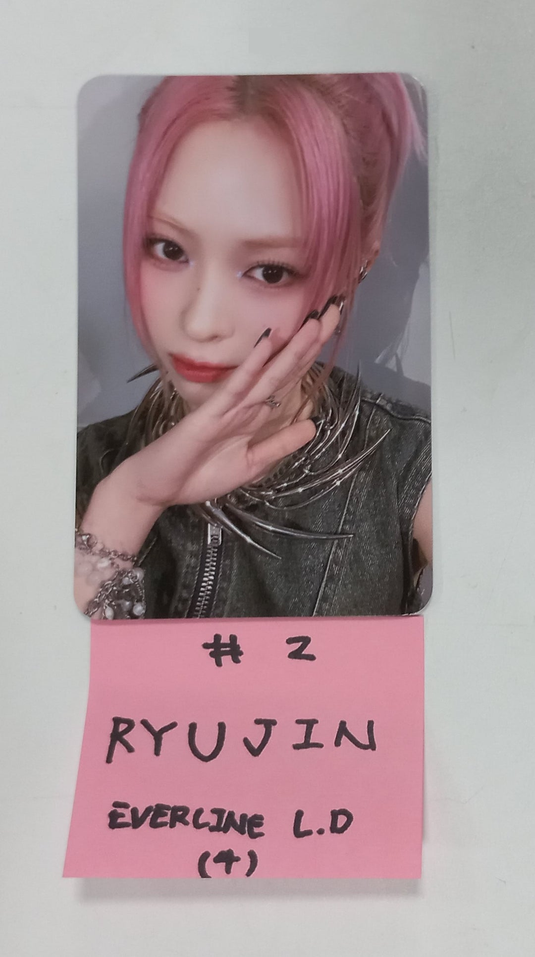 ITZY "BORN TO BE" - Everline Lucky Draw Event Photocard, Keyring [24.1.24] - HALLYUSUPERSTORE