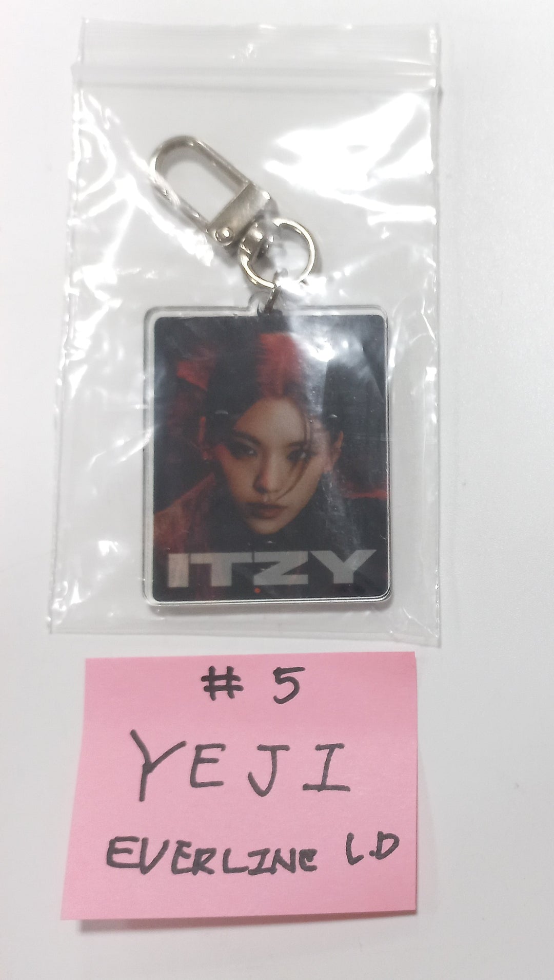 ITZY "BORN TO BE" - Everline Lucky Draw Event Photocard, Keyring [24.1.24] - HALLYUSUPERSTORE