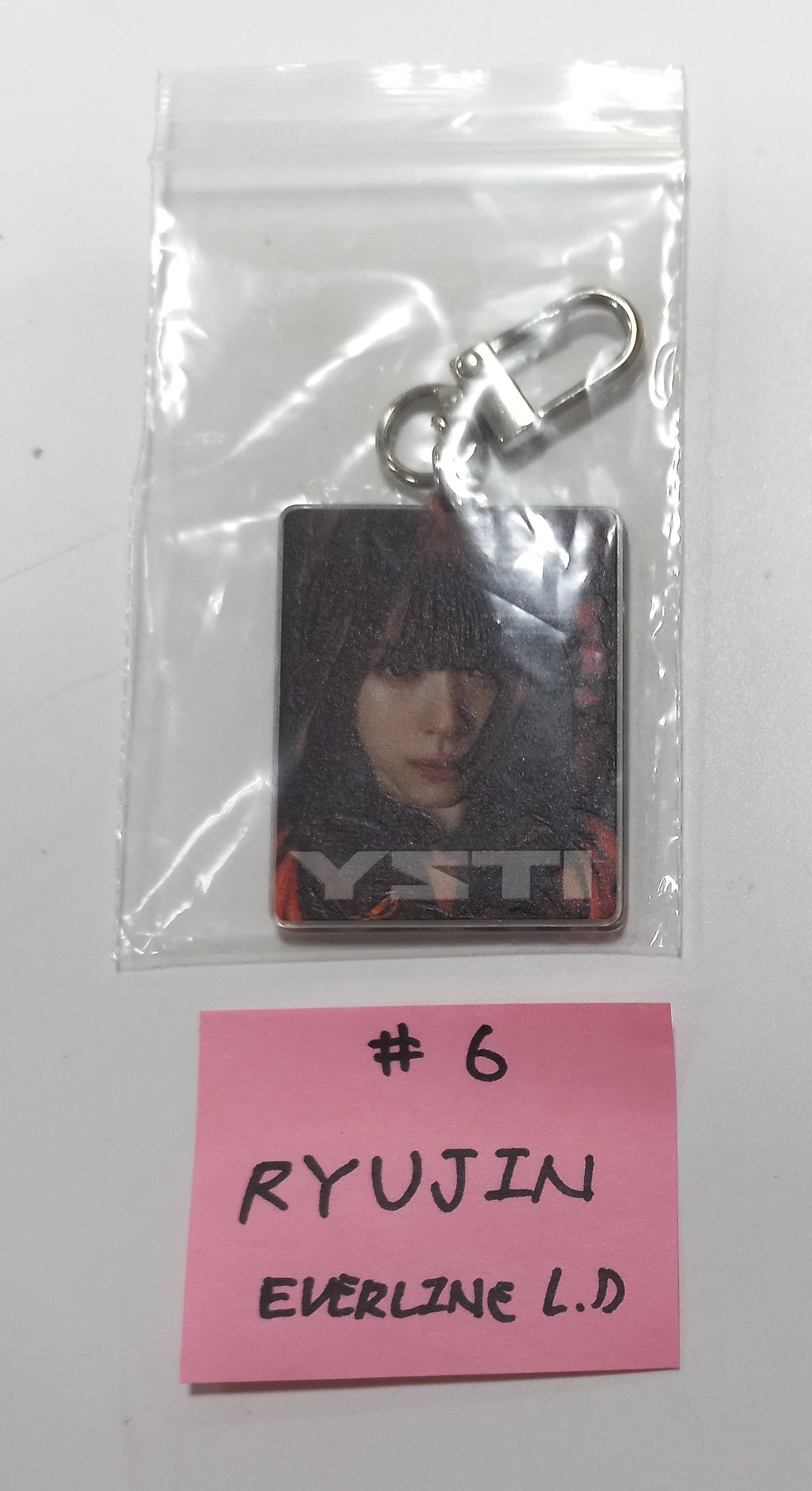 ITZY "BORN TO BE" - Everline Lucky Draw Event Photocard, Keyring [24.1.24] - HALLYUSUPERSTORE