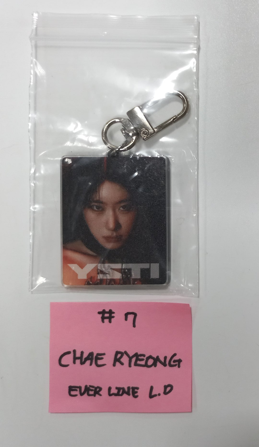 ITZY "BORN TO BE" - Everline Lucky Draw Event Photocard, Keyring [24.1.24] - HALLYUSUPERSTORE