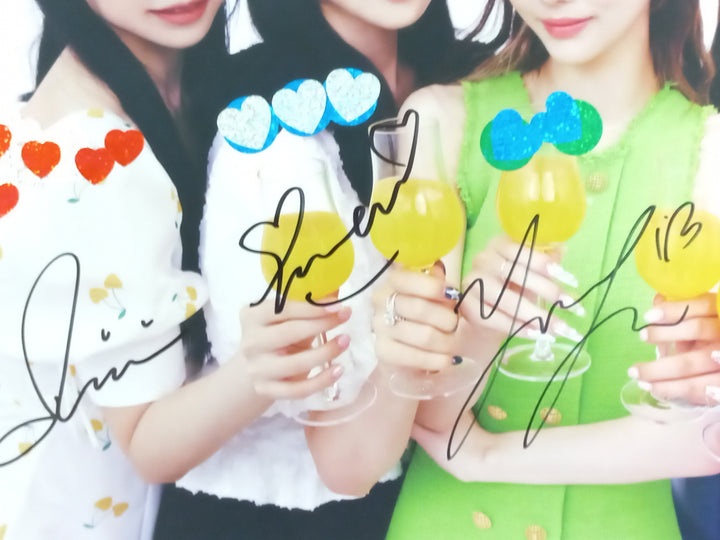 Loossemble "Loossemble" - Hand Autographed(Signed) Poster [24.1.31] - HALLYUSUPERSTORE