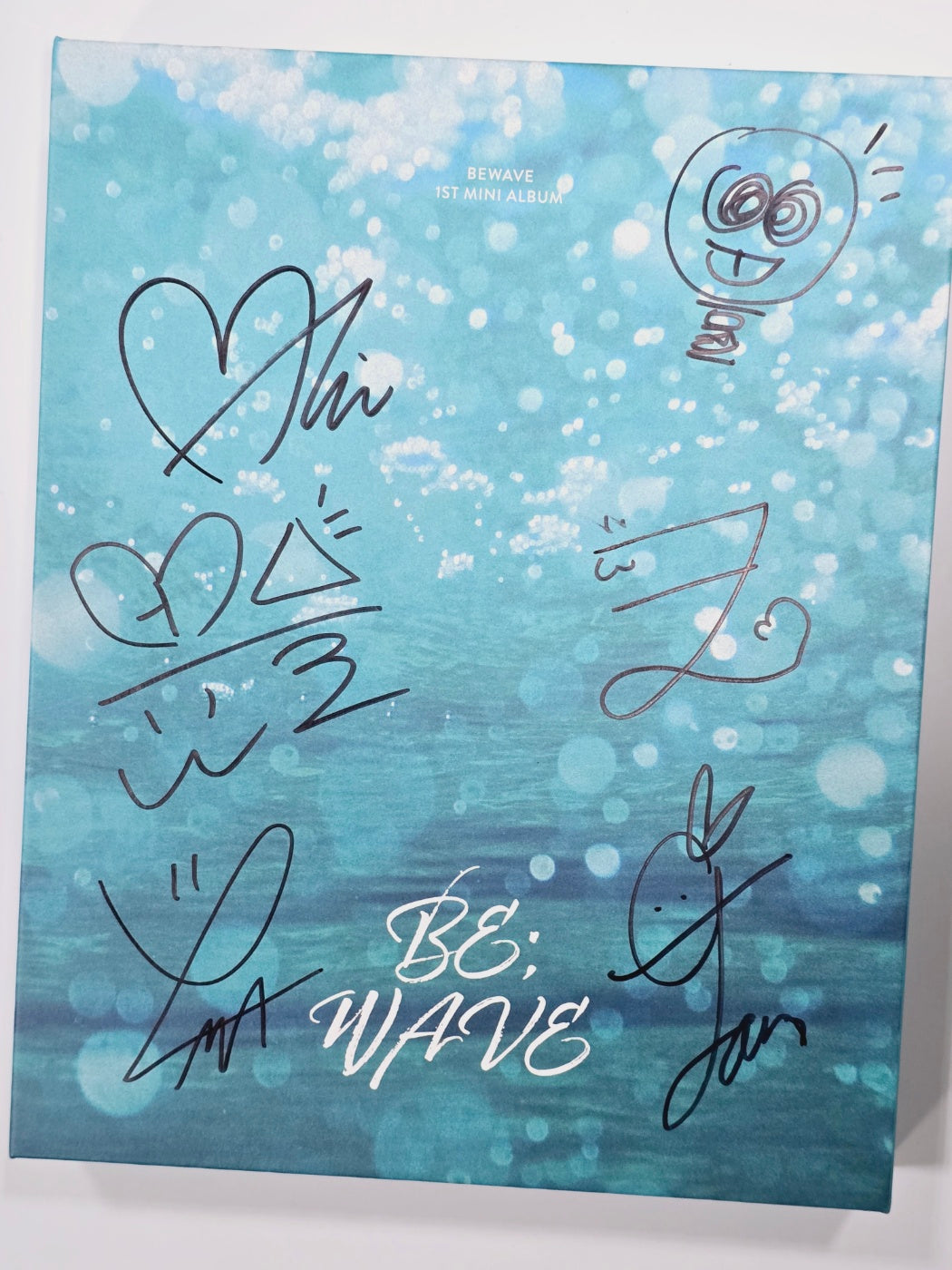Loossemble "One of a Kind". BEWAVE "BE;WAVE" - Hand Autographed(Signed) Promo Album [24.4.19] - HALLYUSUPERSTORE