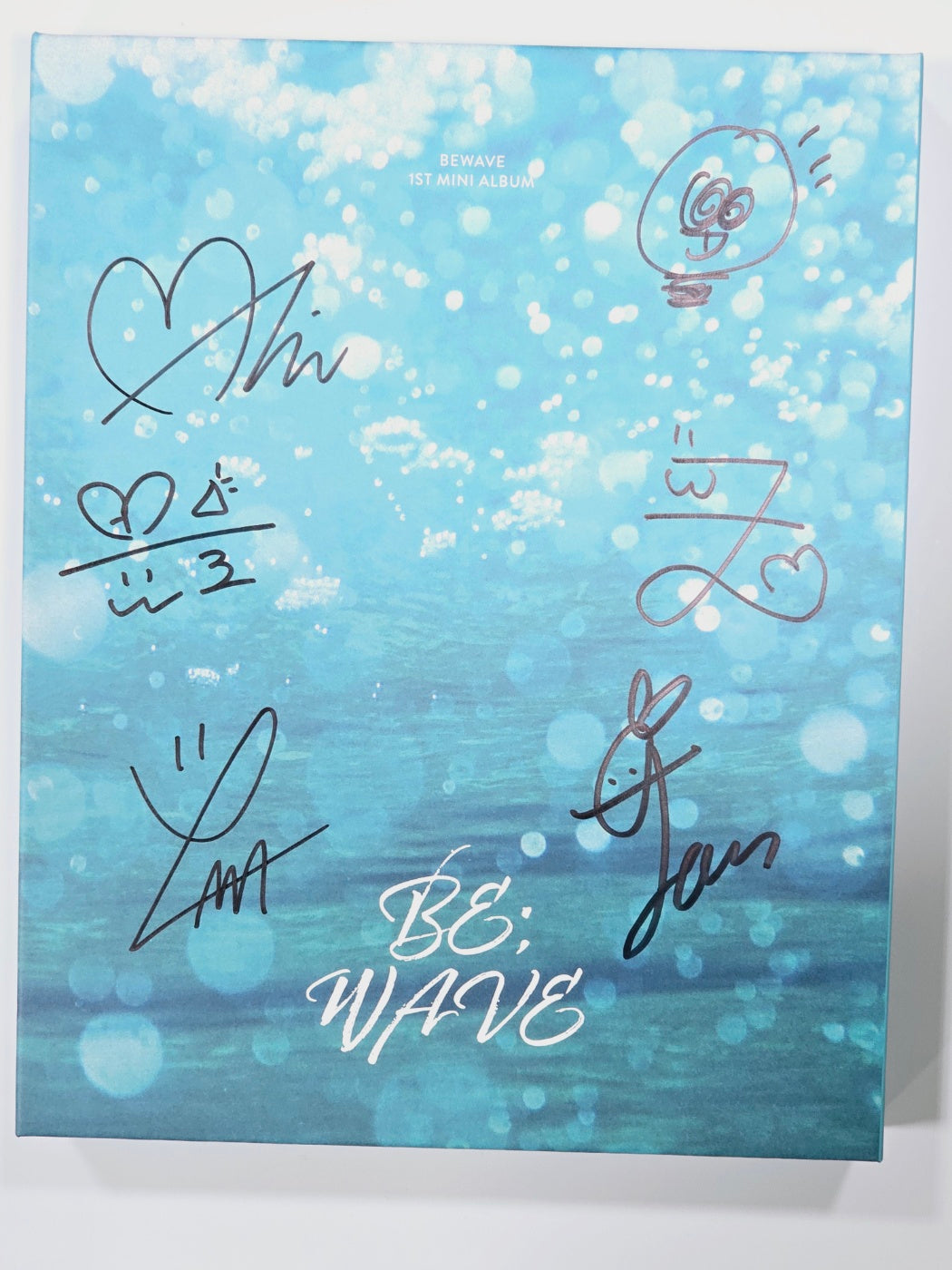 Loossemble "One of a Kind". BEWAVE "BE;WAVE" - Hand Autographed(Signed) Promo Album [24.4.19] - HALLYUSUPERSTORE