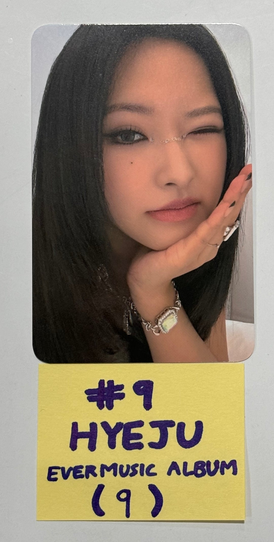 Loossemble "One of a Kind" - Official Photocard [Ever Music Album Ver.] [24.4.26] - HALLYUSUPERSTORE