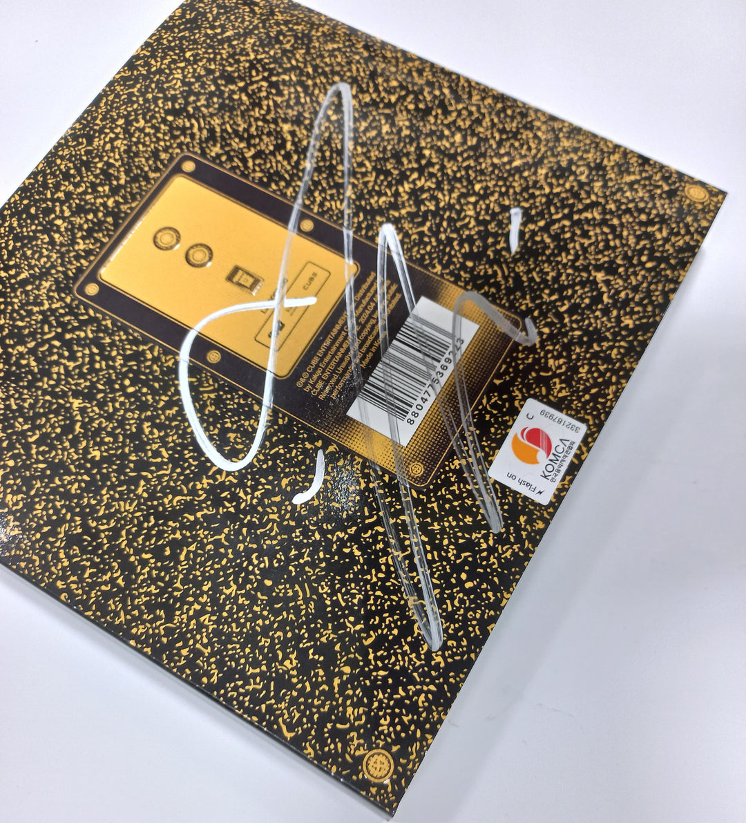 YUQI "YUQ1" - Hand Autographed(Signed) Album [24.5.9] - HALLYUSUPERSTORE