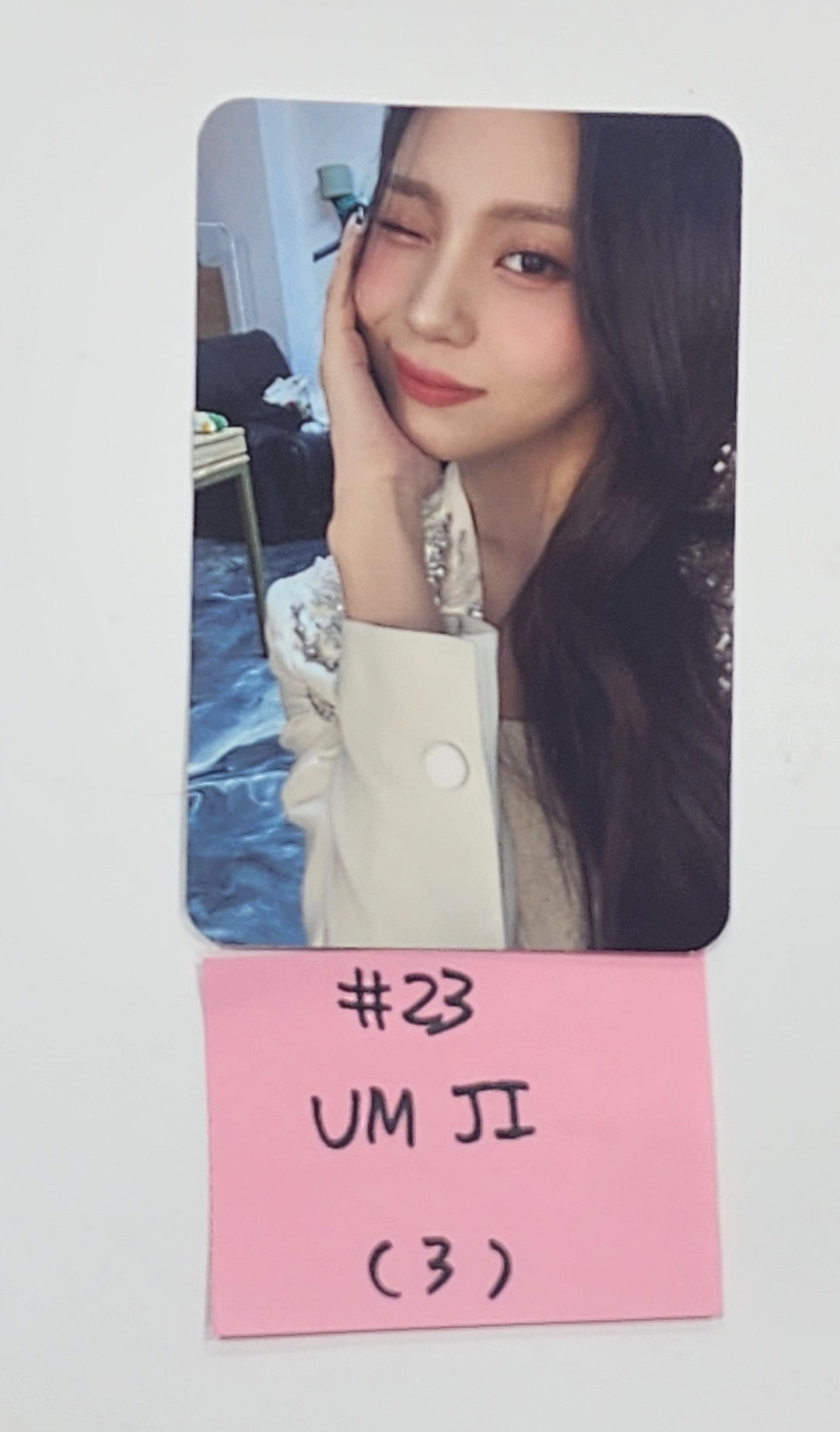 VIVIZ - [V.Hind Love And Tears] 2024 World Tour MD Trading Random Photocard [24.06.03] - HALLYUSUPERSTORE