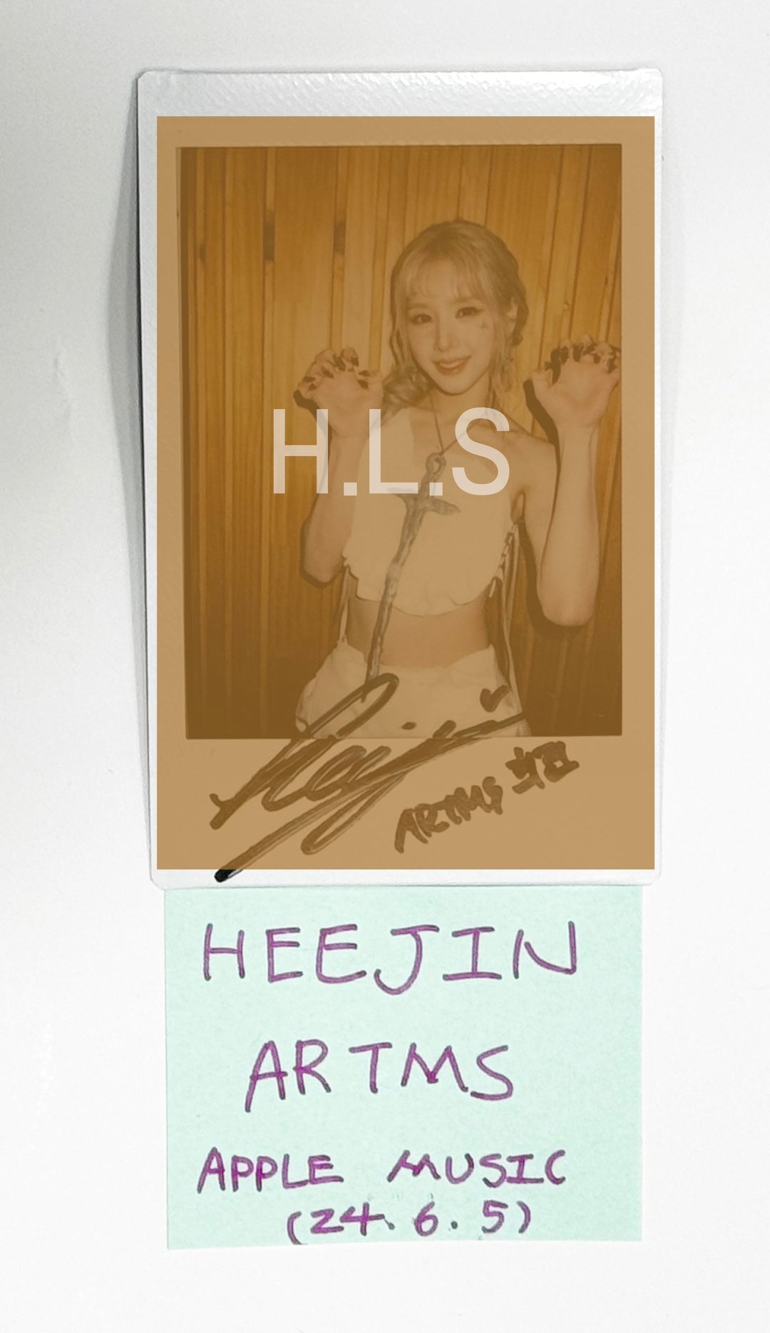 HEEJIN (Of Artms) "DALL" - Hand Autographed(Signed) Polaroid [24.6.5] - HALLYUSUPERSTORE