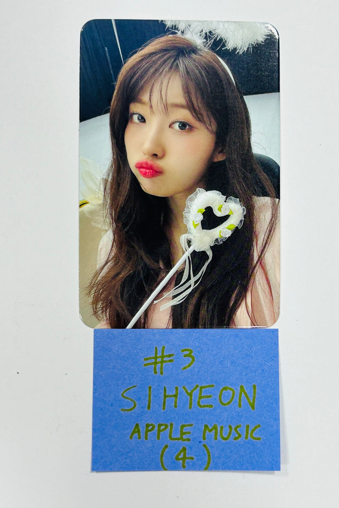 Everglow "ZOMBIE " - Apple Music Lucky Draw Event Photocard [24.6.13] - HALLYUSUPERSTORE