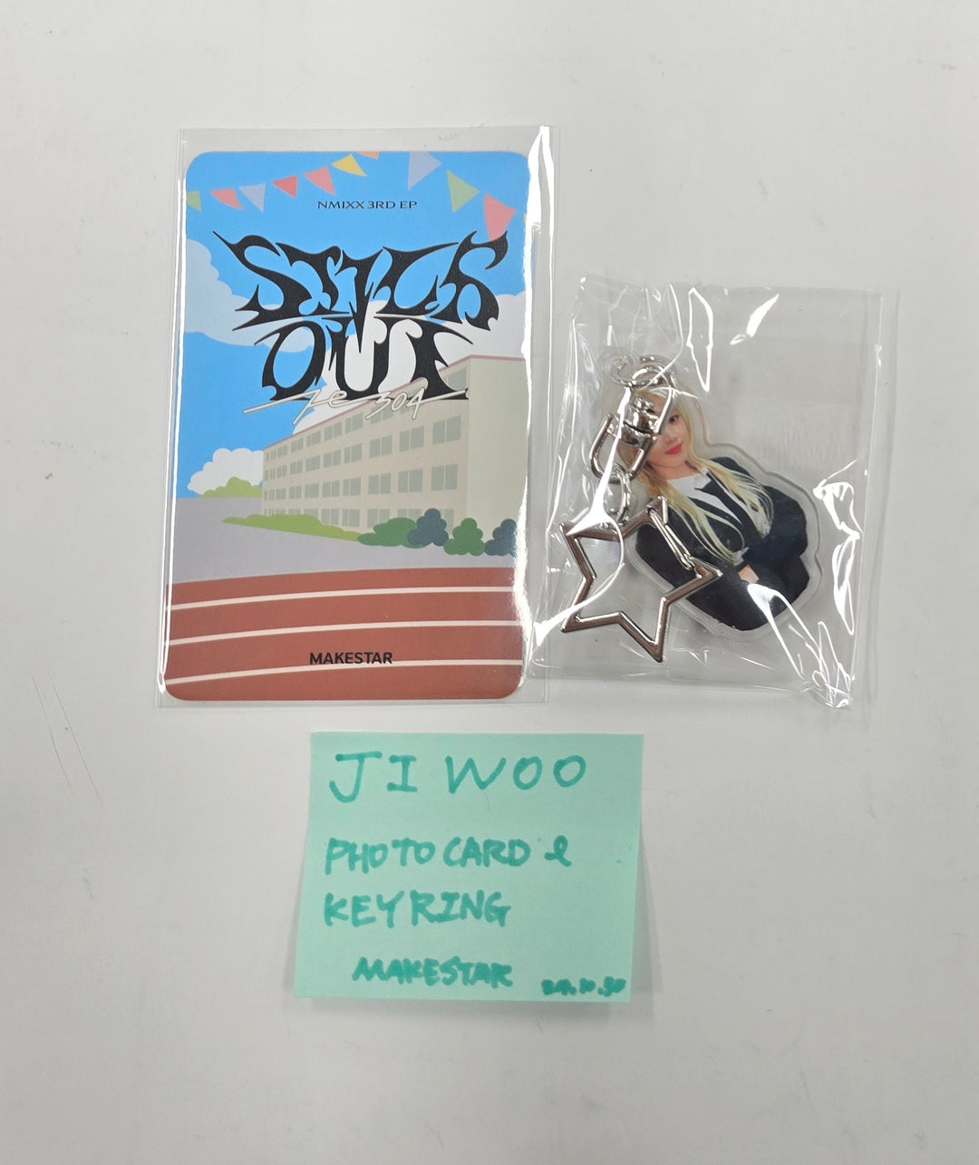 Jiwoo (Of NMIXX) "Fe3O4: STICK OUT" - Hand Autographed(Signed) Photocard &amp; Keyring Set [24.10.30]