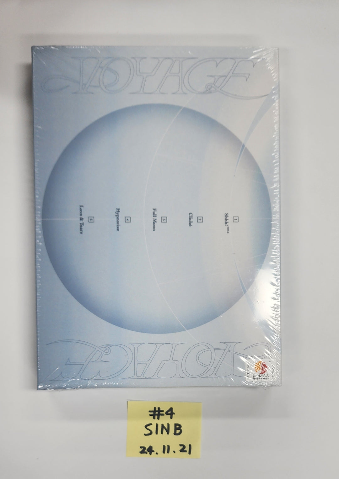 VIVIZ "VOYAGE" - Hand Autographed(Signed) Album [24.11.21]