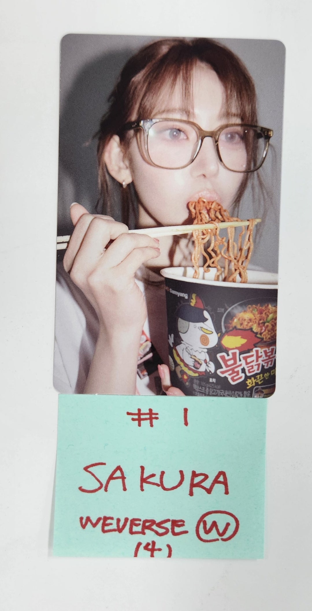 Le Sserafim "Hot" - Weverse Shop Pre-Order Benefit Photocard [Weverse Album Ver.] [25.3.27]