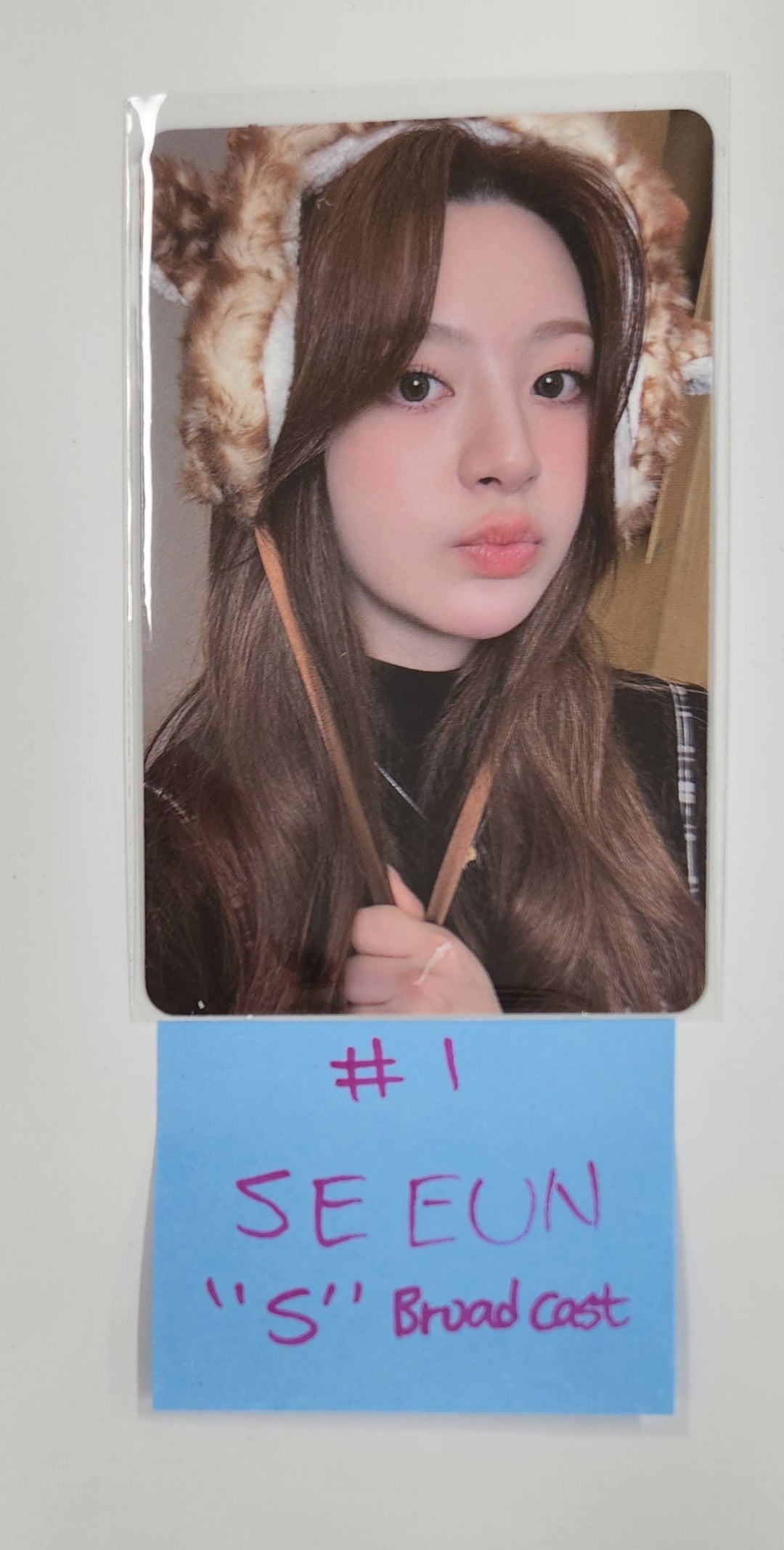 StayC "S" - Broadcast Photocard [25.4.23]