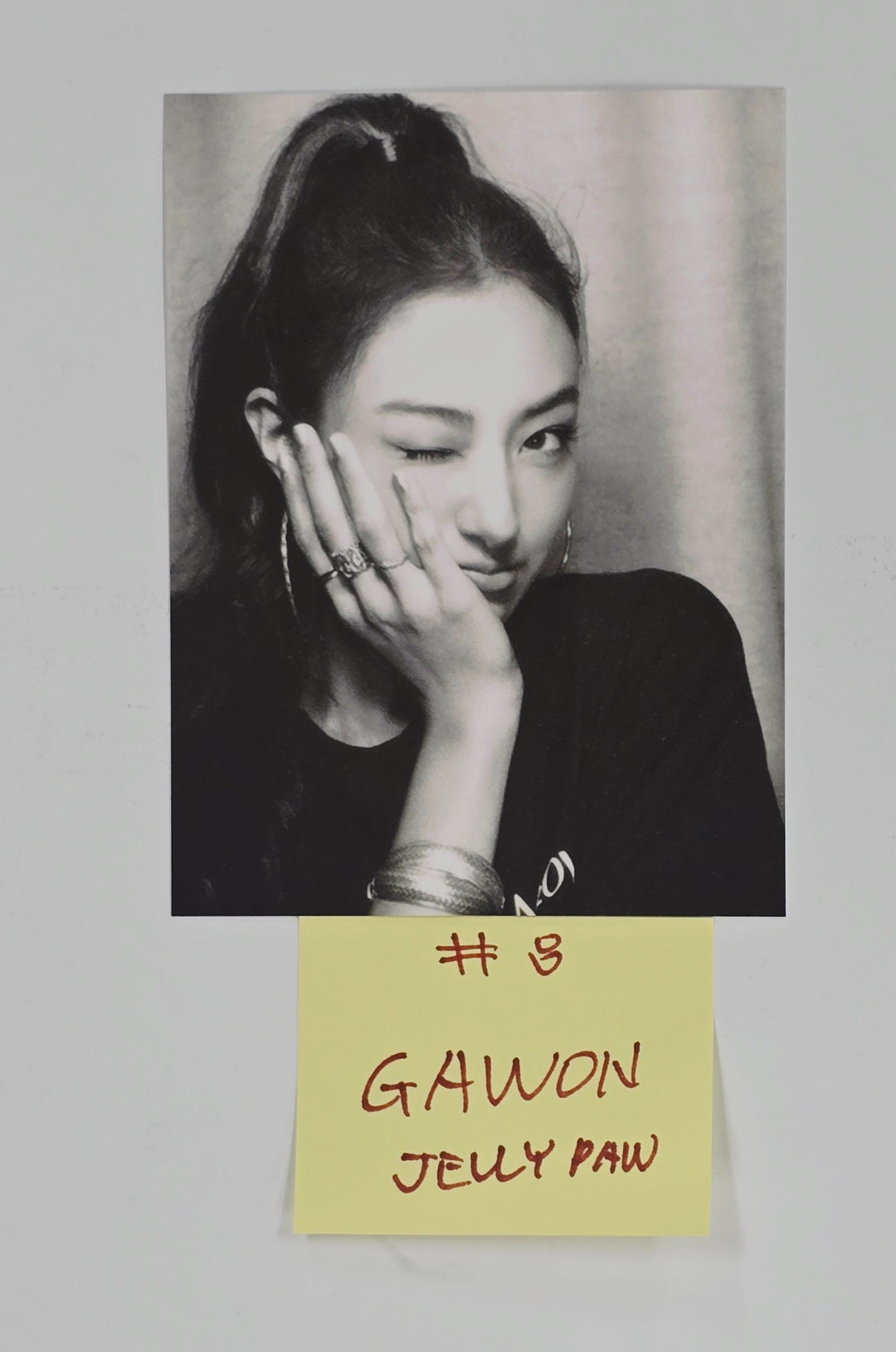 MEOVV "MY EYES OPEN VVIDE" -  Official Photocard, Vintage Photo [Jelly Paw Ver.] [25.5.30]