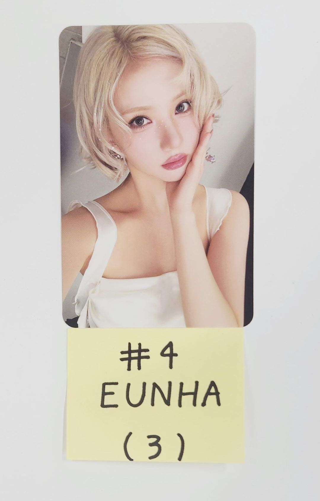 VIVIZ "A Montage of ( )" - Official Photocard [25.7.9]
