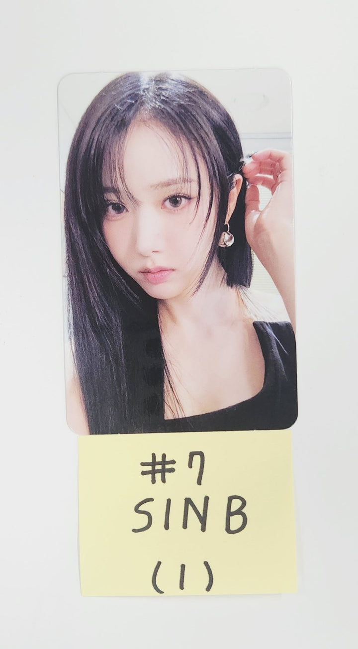 VIVIZ "A Montage of ( )" - Official Photocard [25.7.9]