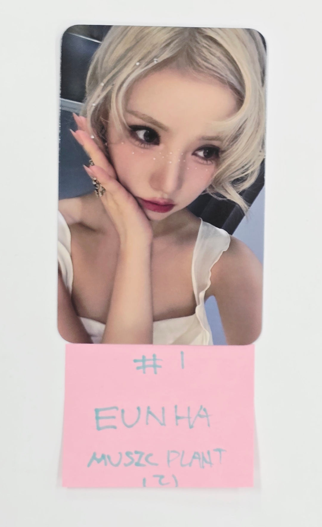 VIVIZ "A Montage of ( )" - Music Plant Pre-Order Benefit Photocard [25.7.10]