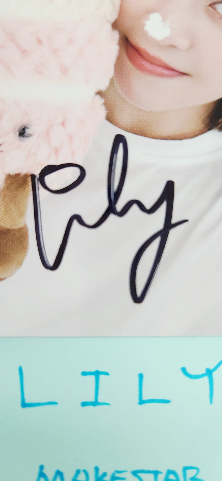 LILY (Of NMIXX) "Fe3O4: FORWARD" - Hand Autographed(Signed) Photocard [25.7.18]