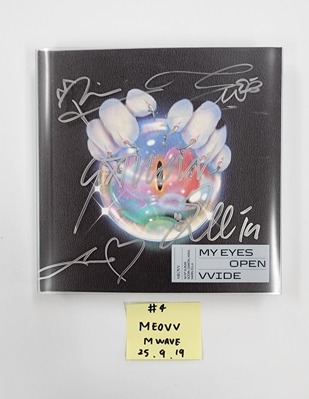 MEOVV 1st EP "MY EYES OPEN VVIDE’" - MWAVE Hand Authgraphed (Signed) Album  [25.9.19]