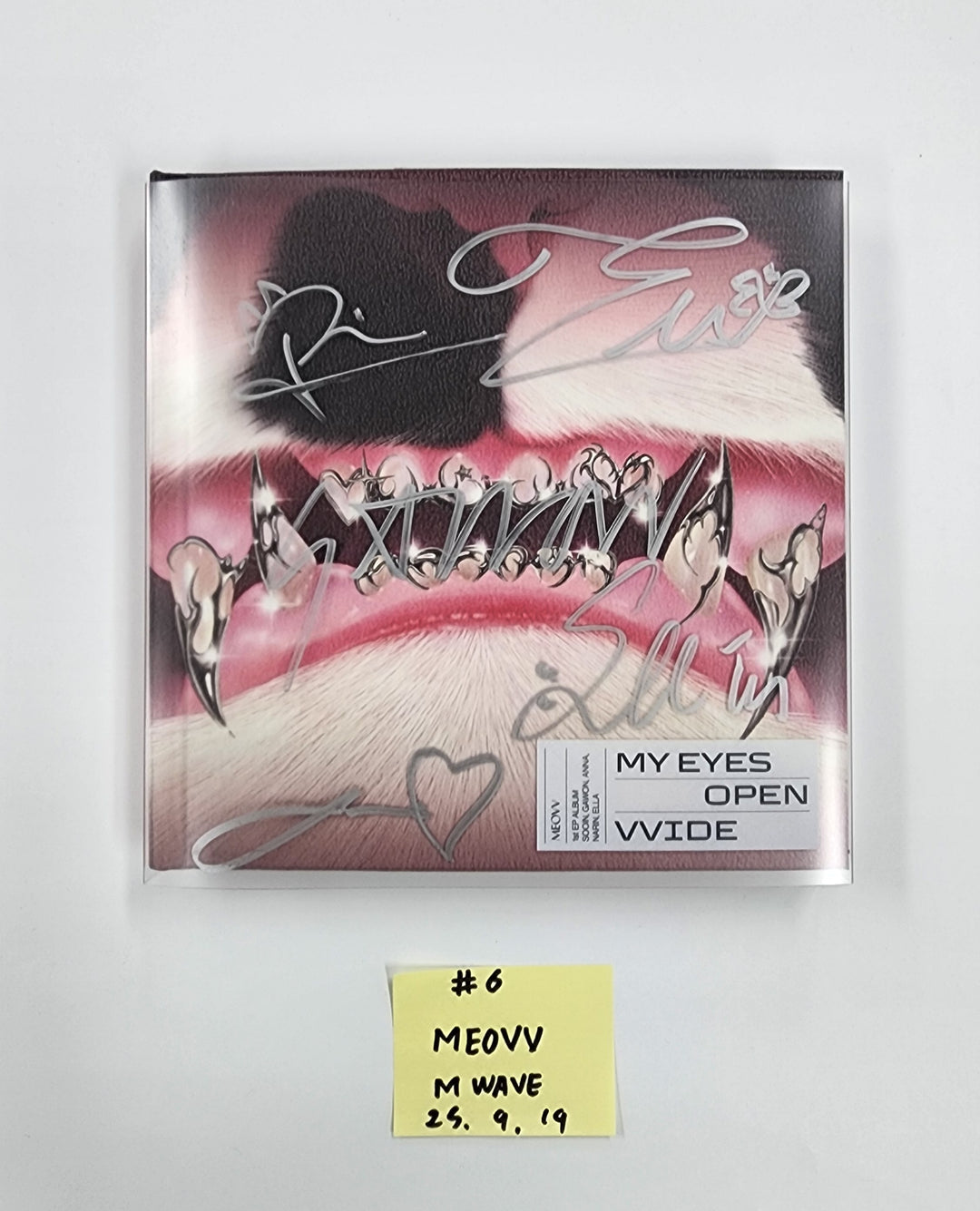 MEOVV 1st EP "MY EYES OPEN VVIDE’" - MWAVE Hand Authgraphed (Signed) Album  [25.9.19]