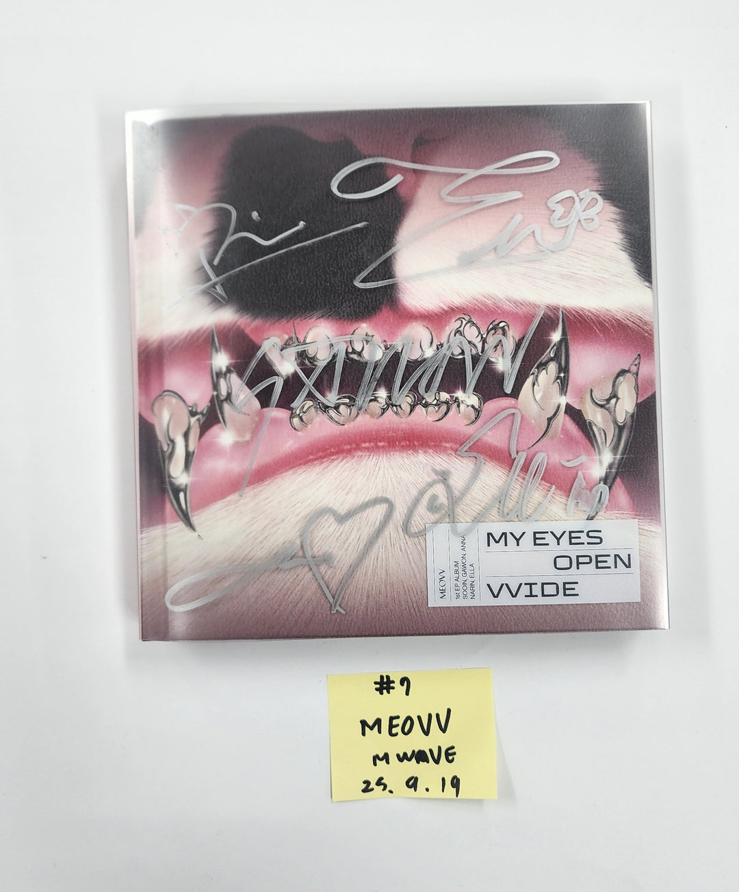 MEOVV 1st EP "MY EYES OPEN VVIDE’" - MWAVE Hand Authgraphed (Signed) Album  [25.9.19]