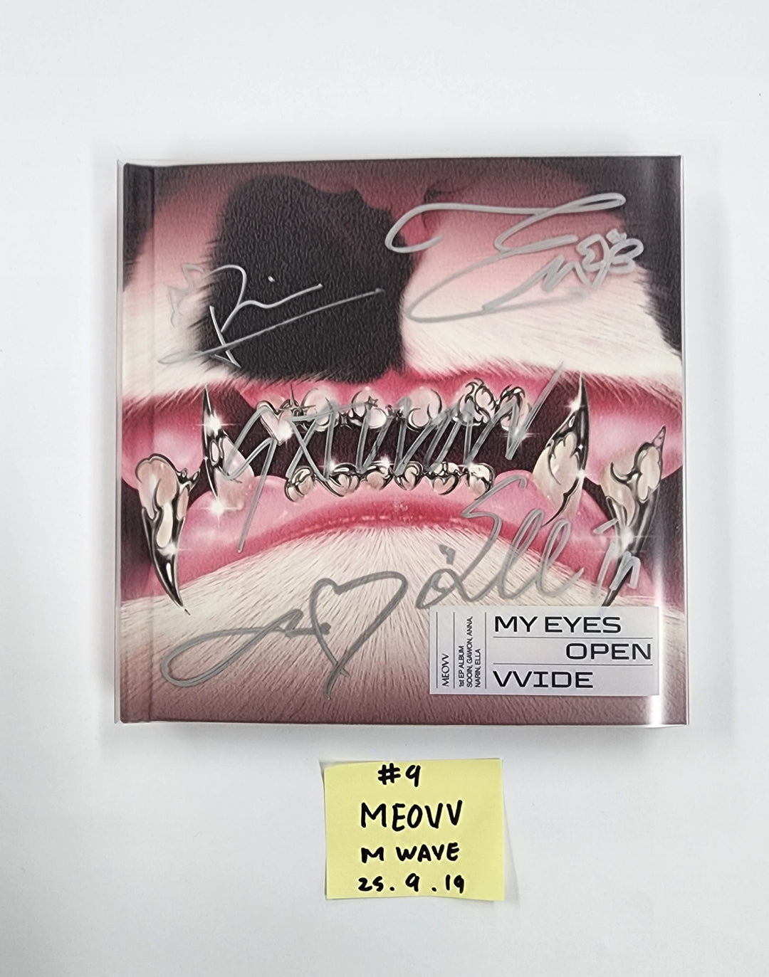MEOVV 1st EP "MY EYES OPEN VVIDE’" - MWAVE Hand Authgraphed (Signed) Album  [25.9.19]