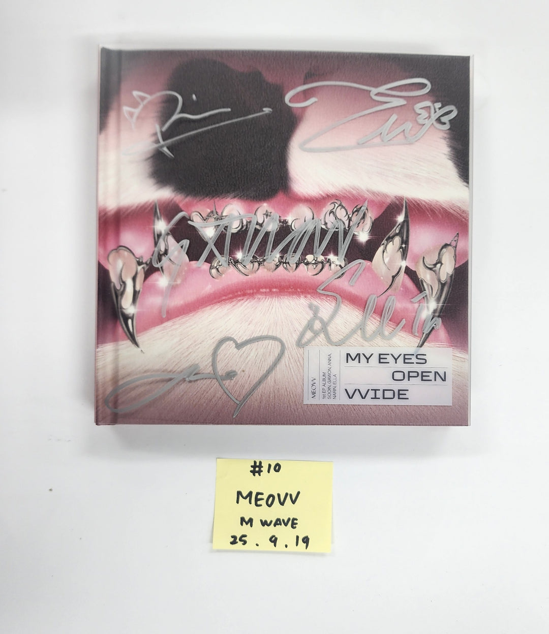 MEOVV 1st EP "MY EYES OPEN VVIDE’" - MWAVE Hand Authgraphed (Signed) Album  [25.9.19]