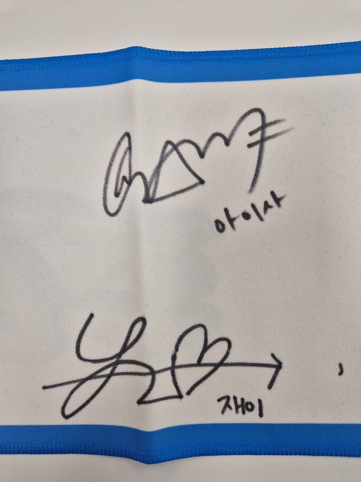 StayC- Hand Autographed(Signed) Weekly Idol Slogan [26.02.19]