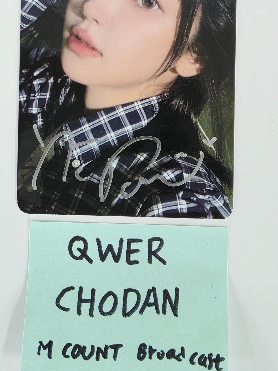 CHODAN (of QWER) - Hand Autographed(Signed) Broadcast Photocard [26.03.11]